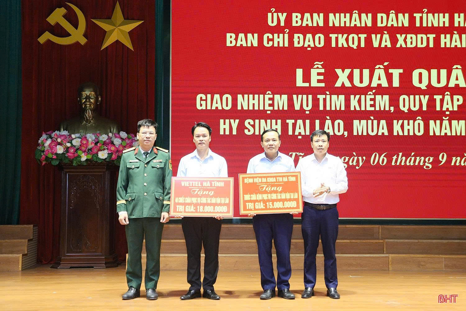 BS.CKI Ngô Xuân Bảo - Phó giám đốc chuyên môn Bệnh viện Đa khoa TTH Hà Tĩnh tặng thuốc tại chương trình