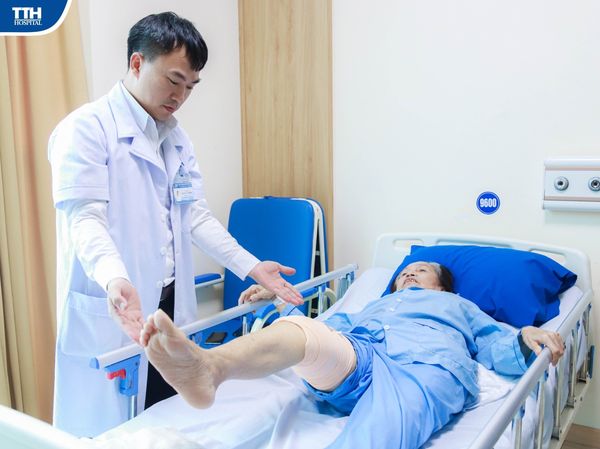 PHẪU THUẬT ĐIỀU TRỊ KHỚP GIẢ SAU GÃY XƯƠNG CHO BỆNH NHÂN 84 TUỔI