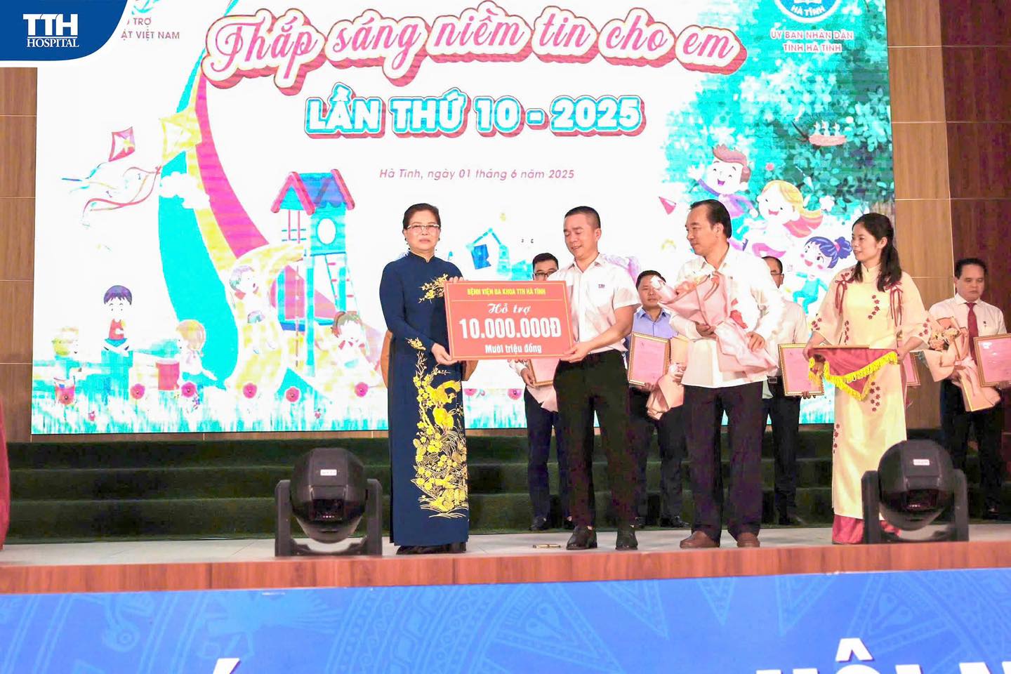 BỆNH VIỆN ĐA KHOA TTH HÀ TĨNH CHUNG TAY “THẮP SÁNG NIỀM TIN CHO EM” - LAN TỎA YÊU THƯƠNG VÀ HI VỌNG