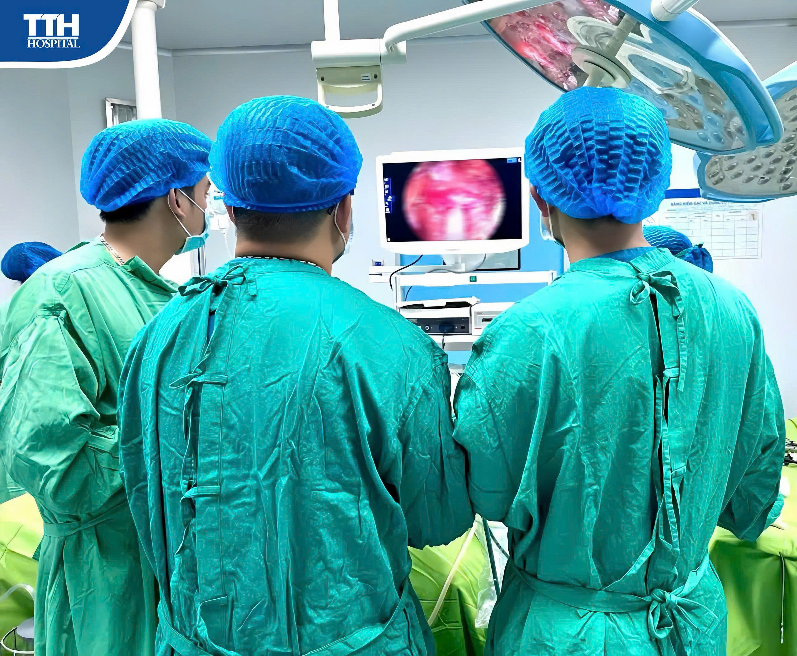PHẪU THUẬT THÀNH CÔNG CA NỘI SOI SAU PHÚC MẠC LẤY SỎI NIỆU QUẢN CHO BỆNH NHÂN 55 TUỔI!