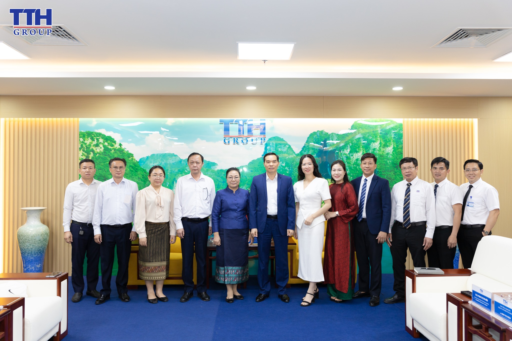 TTH Group đón tiếp Đoàn Đại sứ quán Lào tại Việt Nam: Triển vọng hợp tác đầu tư tại nước ngoài trong lĩnh vực Y tế