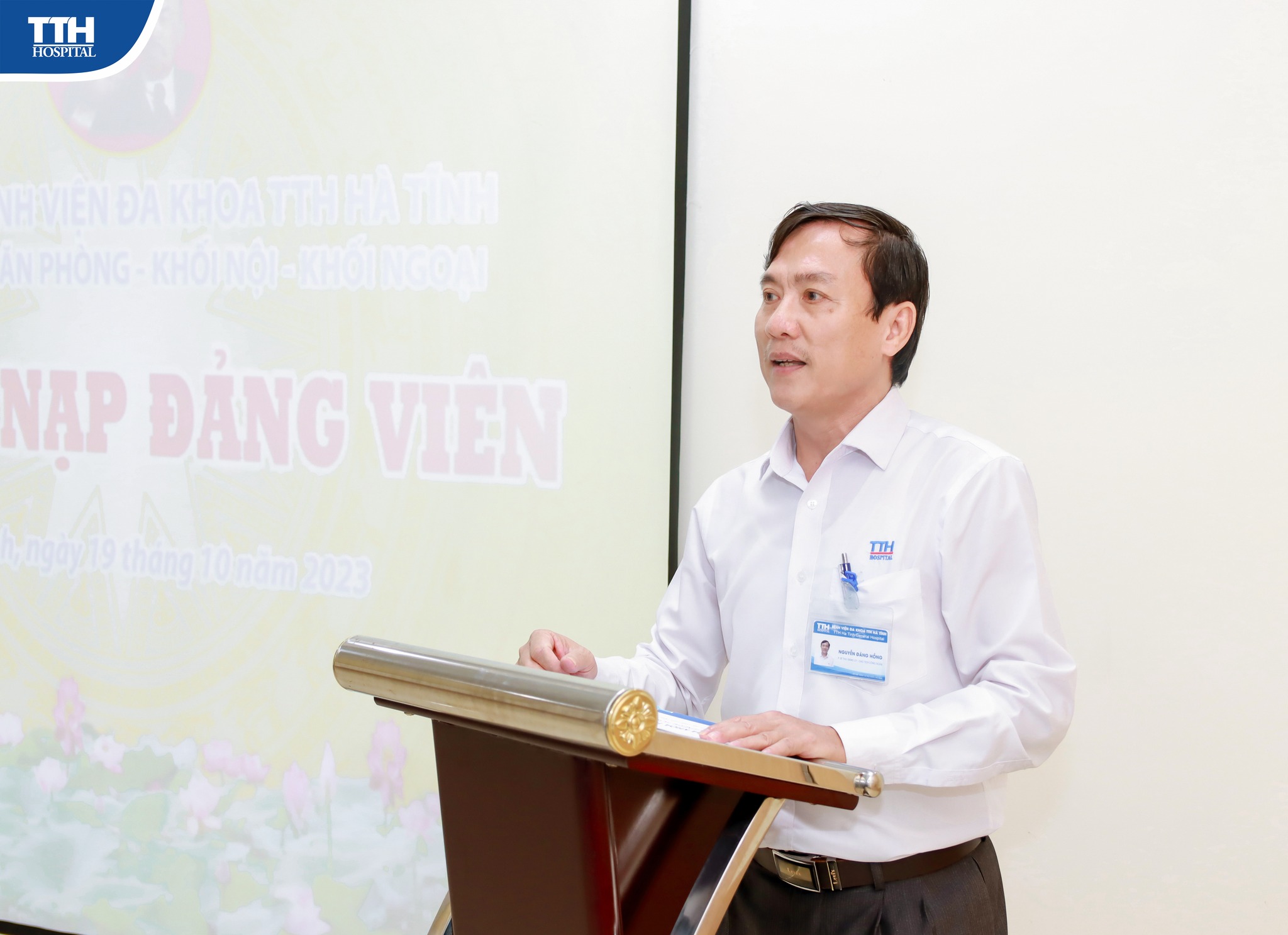 ĐẢNG BỘ BỆNH VIỆN ĐA KHOA TTH HÀ TĨNH TỔ CHỨC LỄ KẾT NẠP ĐẢNG VIÊN MỚI