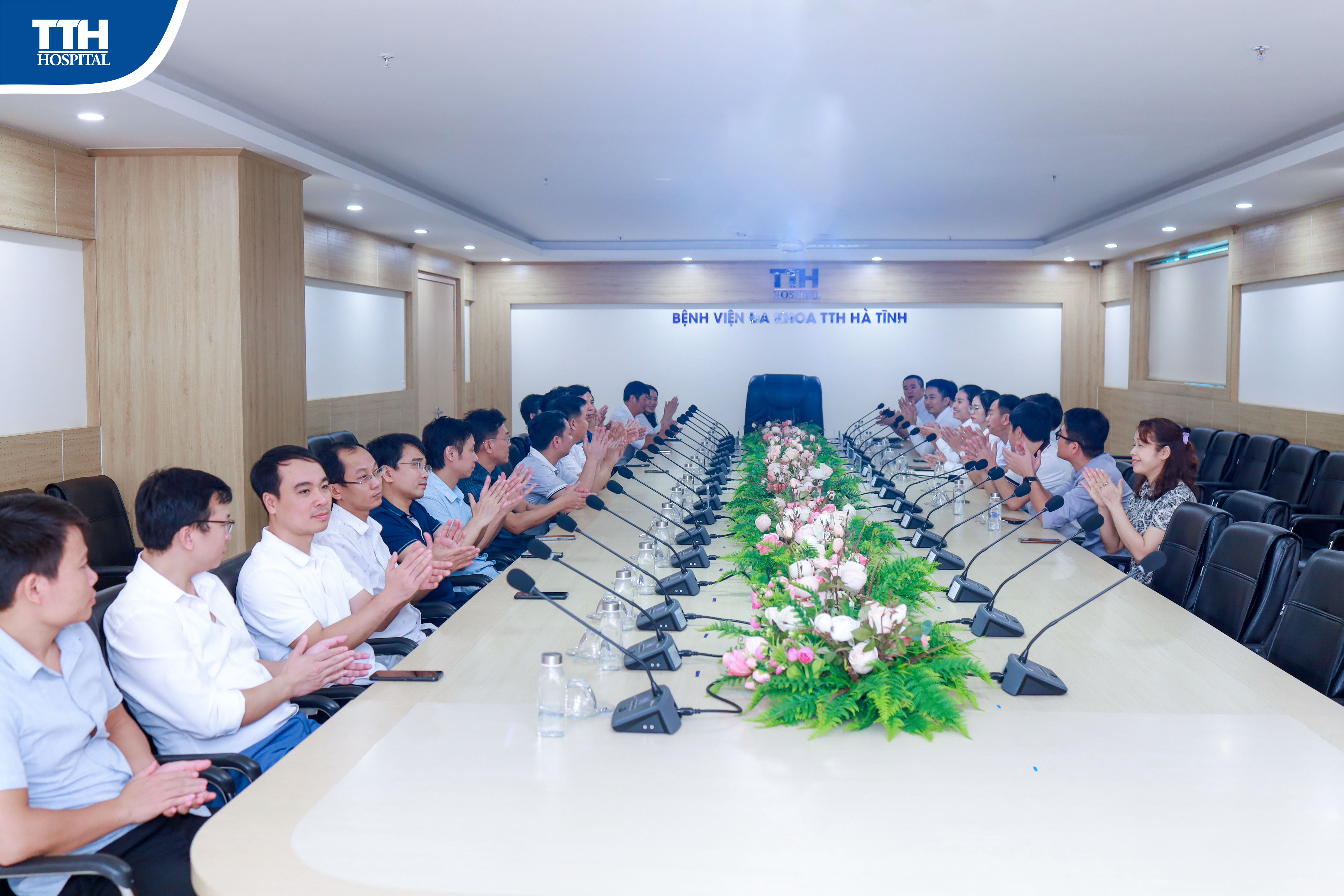 ĐOÀN TRƯỜNG ĐẠI HỌC Y TẾ CÔNG CỘNG ĐẾN THAM QUAN VÀ LÀM VIỆC TẠI BỆNH VIỆN ĐA KHOA TTH HÀ TĨNH