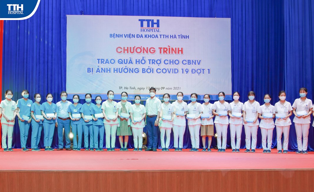 TRAO QUÀ HỖ TRỢ CHO CBNV BỊ ẢNH HƯỞNG BỞI DỊCH COVID-19